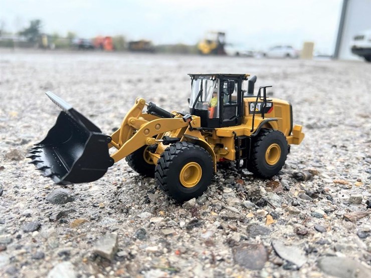#90-•-cat-950m-wheel-loader-1:50-scale-replica--die-cast-metal-image-1
