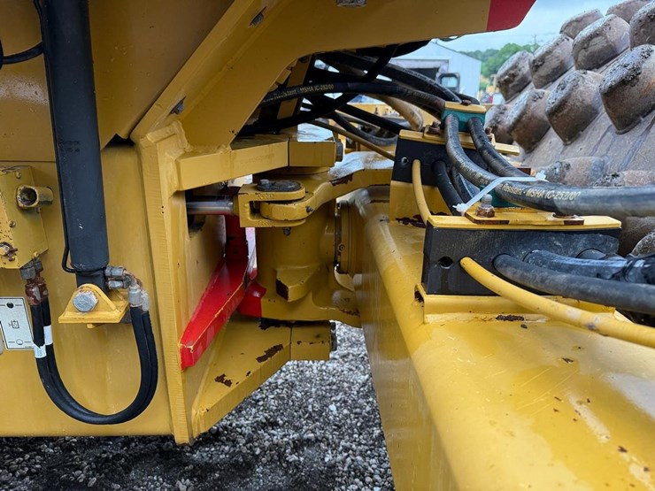 2011-caterpillar-cp56-image-12