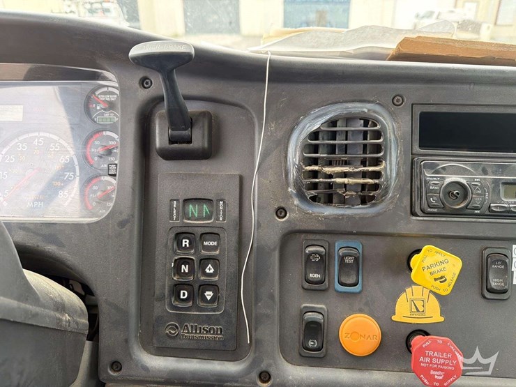 2016-freightliner-m2-106-image-63