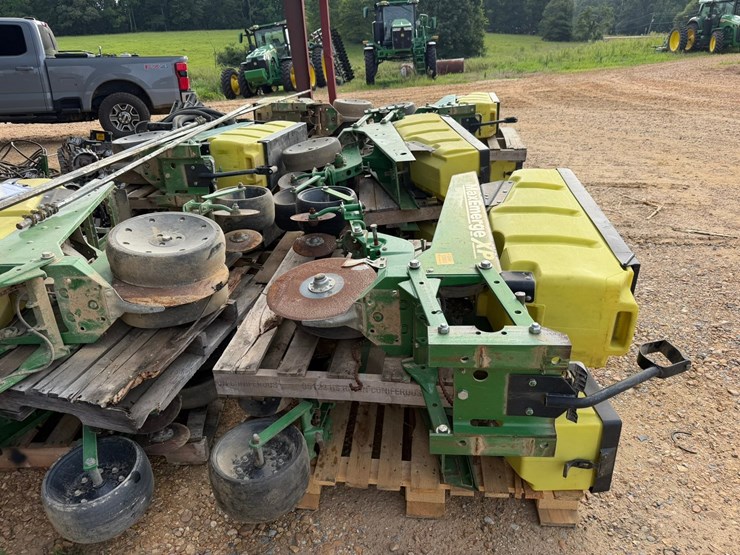 #2666-•-lot-of-(12)-john-deere-max-emergexp-planter-units-inv#2666-image-2