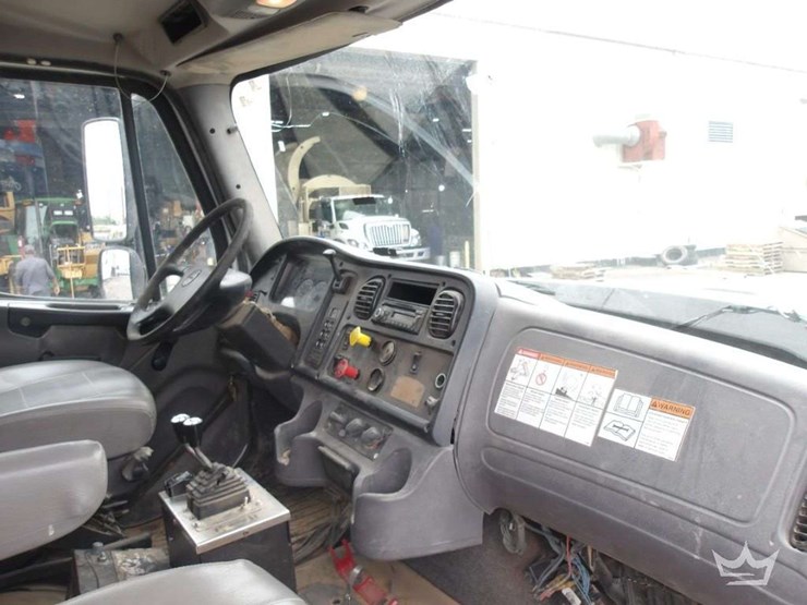 2016-freightliner-108sd-image-10