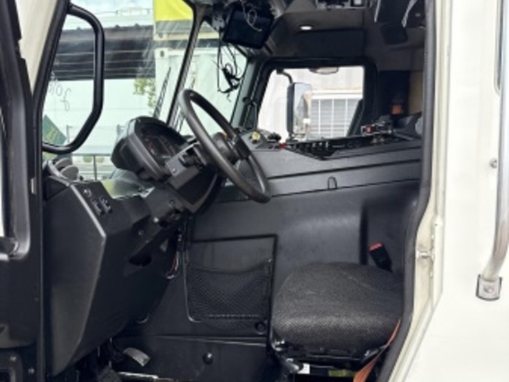 2018-mack-lr-rear-loading-trash-truck-image-40