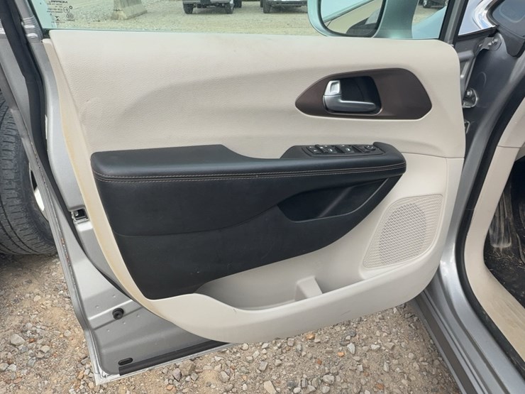 2017-chrysler-pacifica-image-19