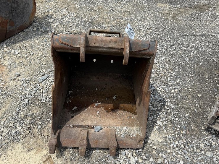 bobcat-24”-excavator-bucket-image-1