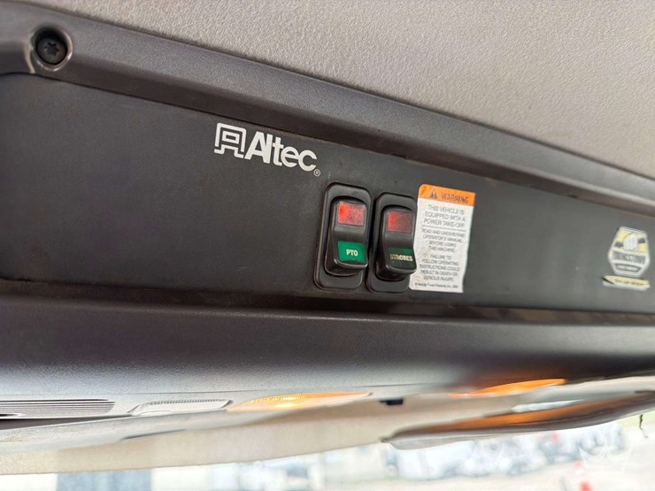 2016-freightliner-m2-106-image-64