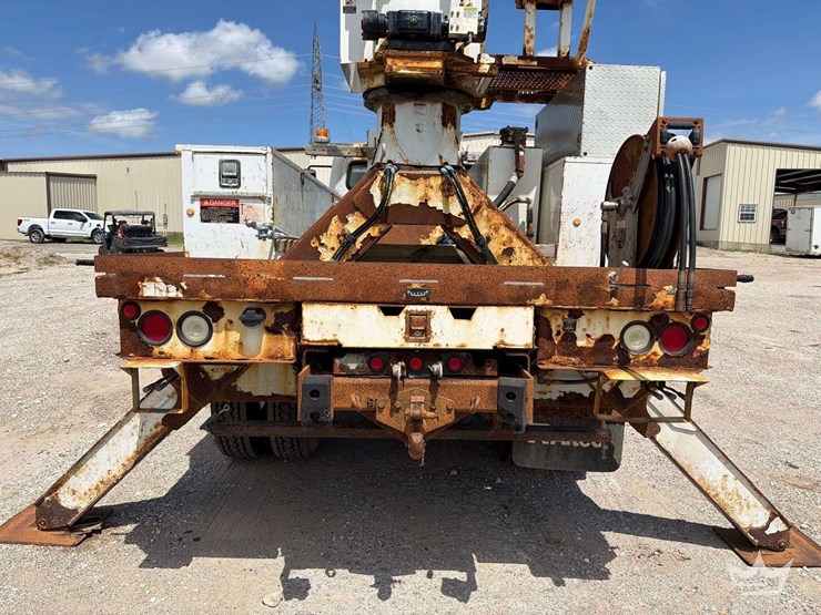 2016-freightliner-m2-106-image-23