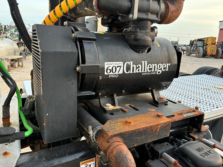 2020-peterbilt-567-image-15