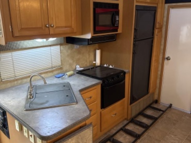 2008-heartland-cyclone-fifth-wheel-toyhauler-image-38