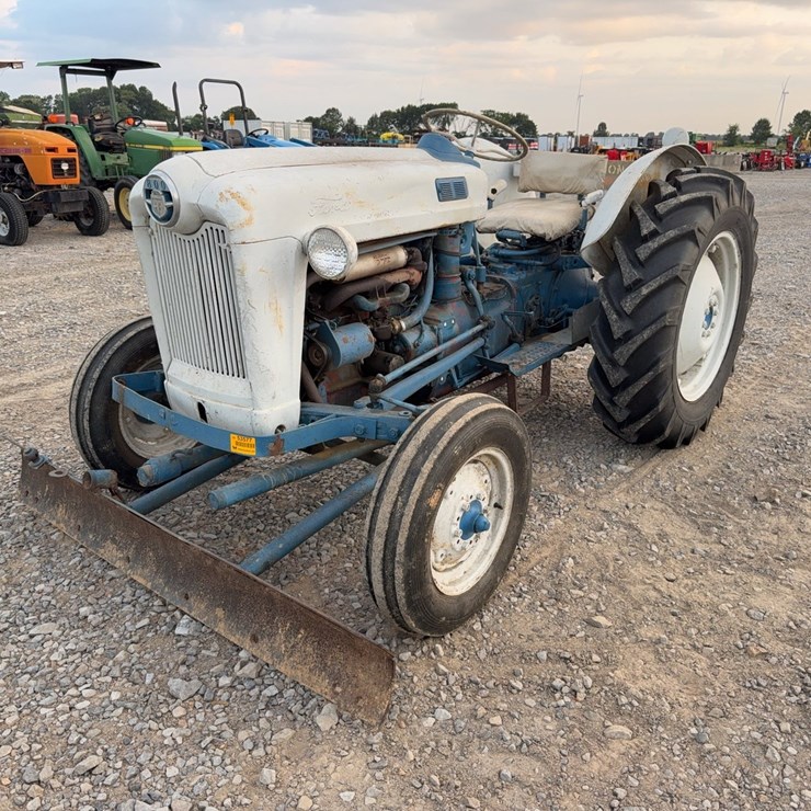 1957 FORD 800