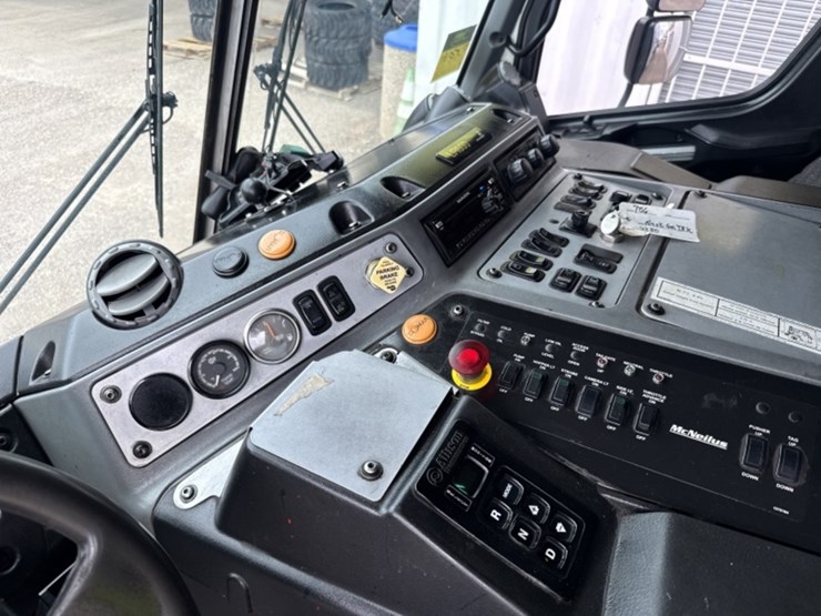 2018-mack-lr-rear-loading-trash-truck-image-35