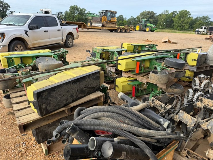 #2666-•-lot-of-(12)-john-deere-max-emergexp-planter-units-inv#2666-image-8