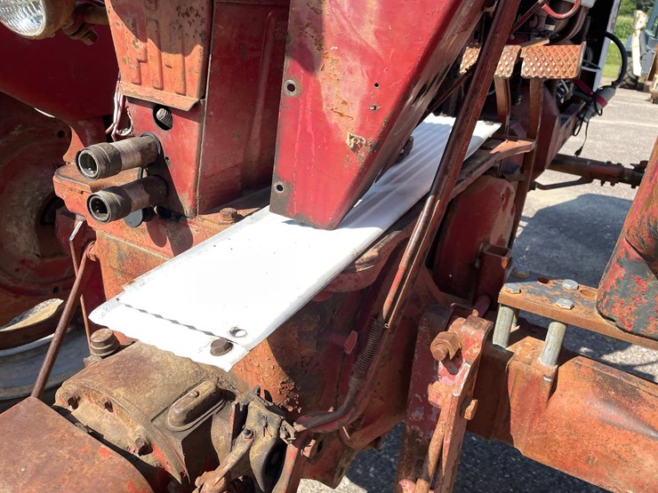 #2102-•-farmall-560-tractor-image-25