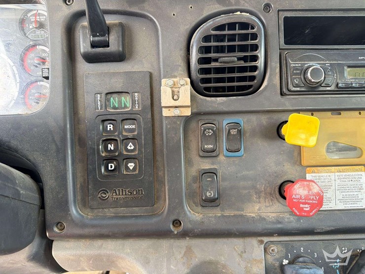 2016-freightliner-m2-106-image-53