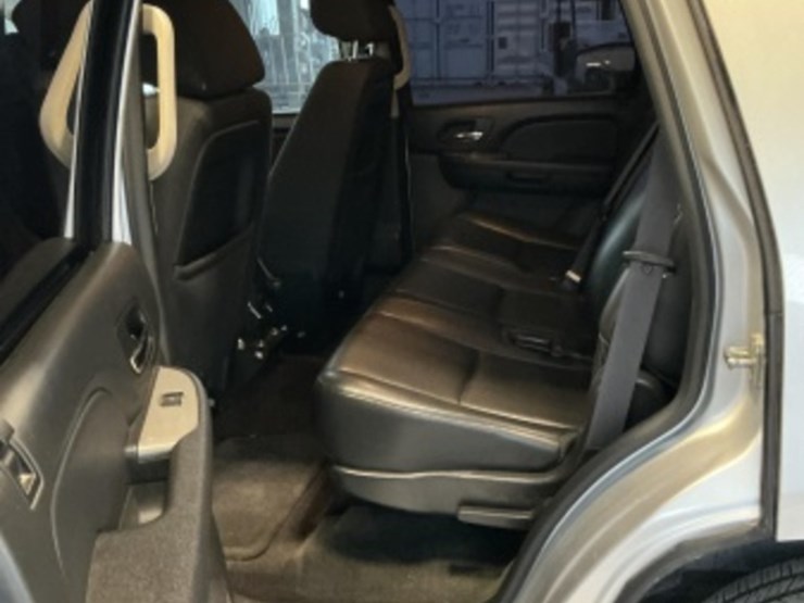 2014-chevrolet-tahoe-image-24