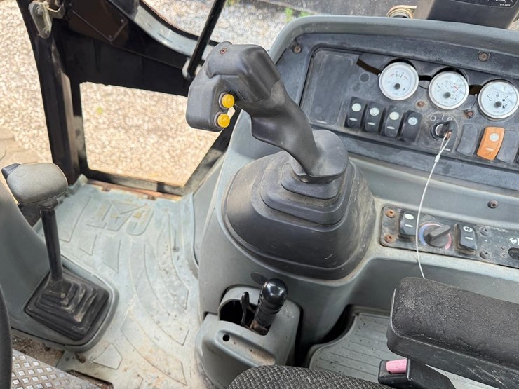 caterpillar-420d-image-28