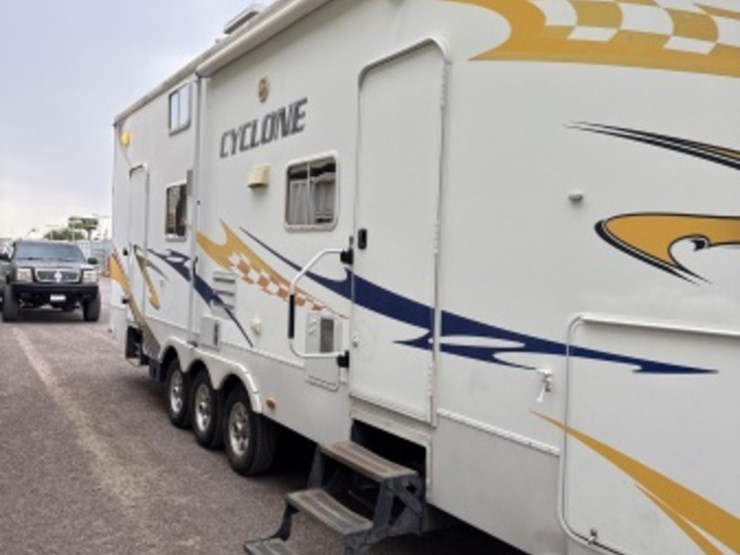 2008-heartland-cyclone-fifth-wheel-toyhauler-image-4
