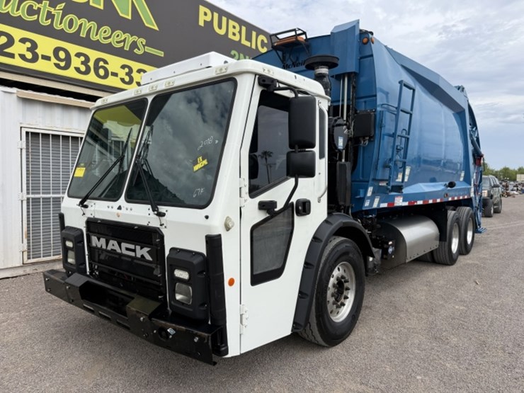 2018-mack-lr-rear-loading-trash-truck-image-2