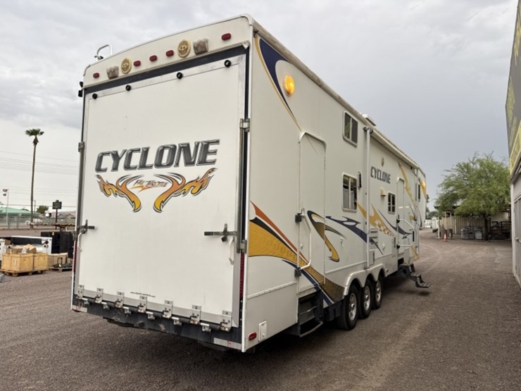 2008-heartland-cyclone-fifth-wheel-toyhauler-image-6