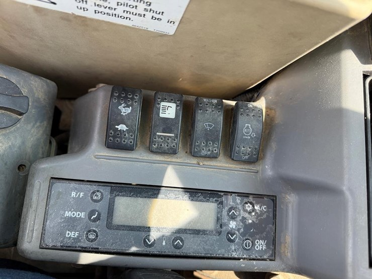 2010-john-deere-60d-image-24