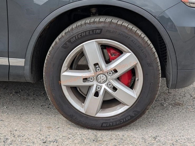 2013-volkswagen-touareg-image-36