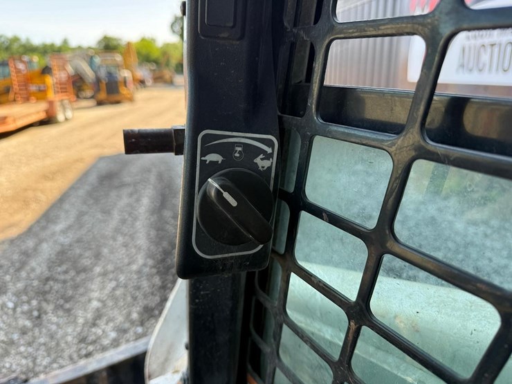 2015-bobcat-s650-image-19