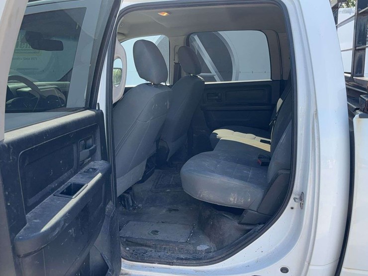 2019-ram-1500-classic-image-11