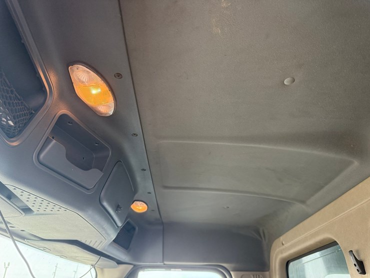 2016-freightliner-cascadia-125-image-39