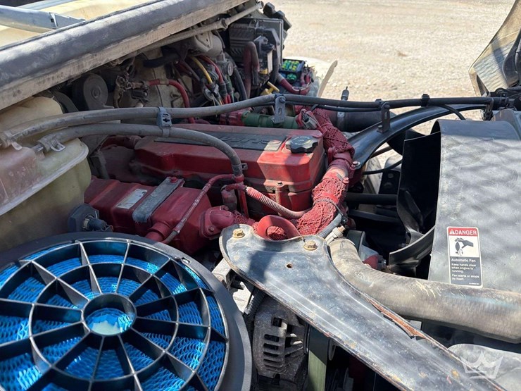 2015-freightliner-m2-106-image-13