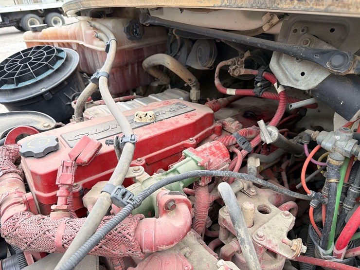 2016-freightliner-m2-106-image-12
