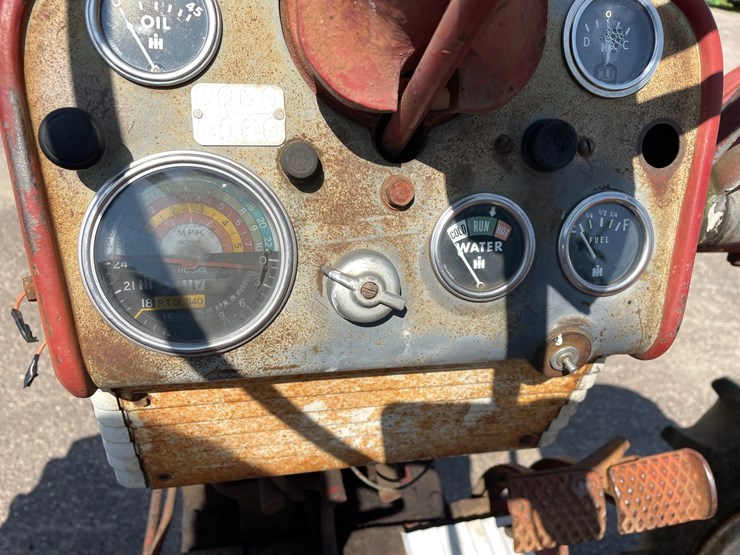 #2102-•-farmall-560-tractor-image-26