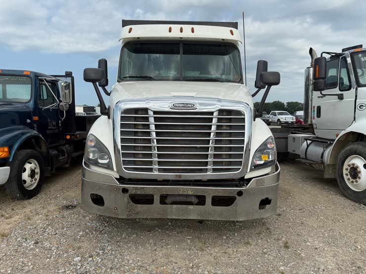 2016-freightliner-cascadia-125-image-2