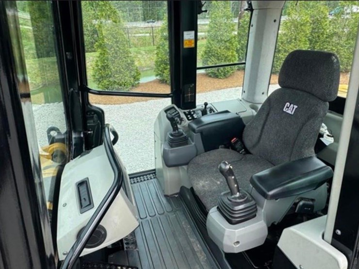 2017-caterpillar-953d-image-10