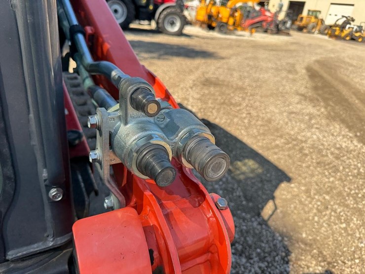 kubota-ssv65-image-13