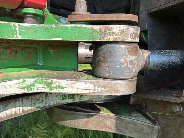 2015-deere-648l-image-32
