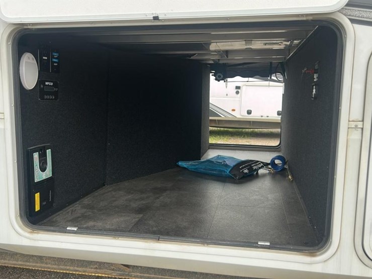 #139-•-2022-grand-design-solitude-310gk-camper-image-11
