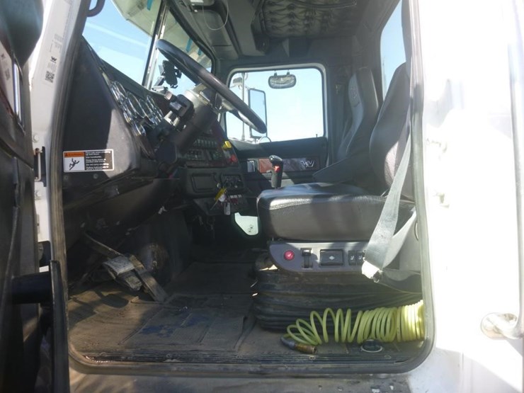 2020-western-star-4900sf-image-12