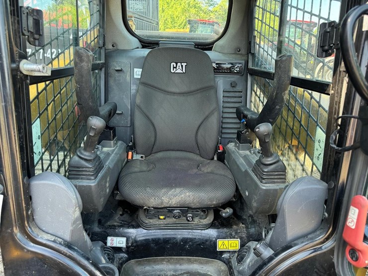 2020-caterpillar-249d3-image-23
