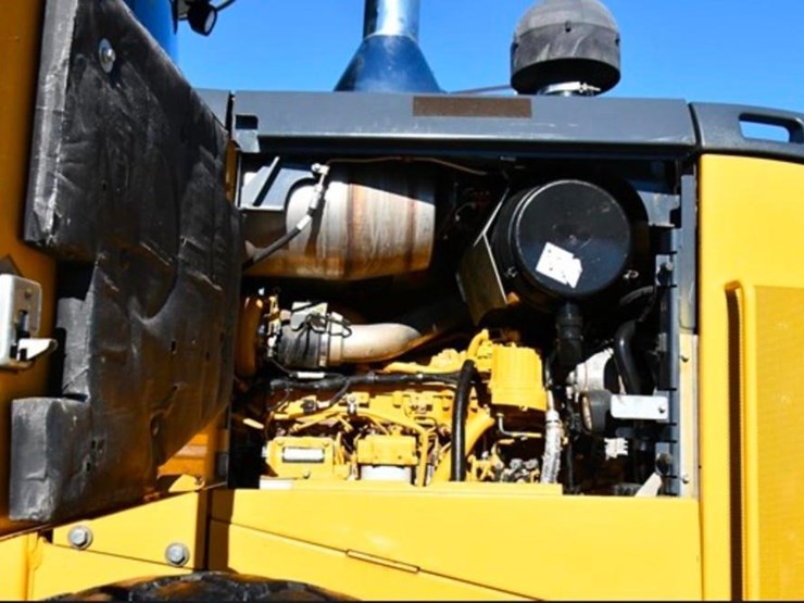 2017-deere-644k-image-10