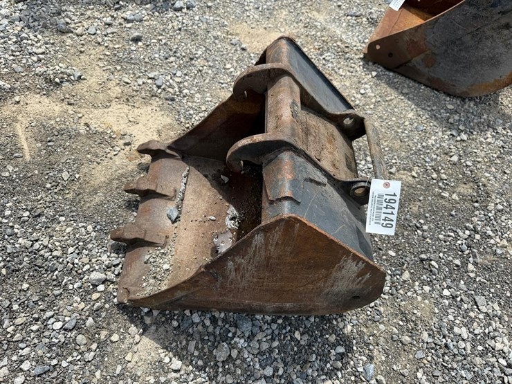 bobcat-24”-excavator-bucket-image-2