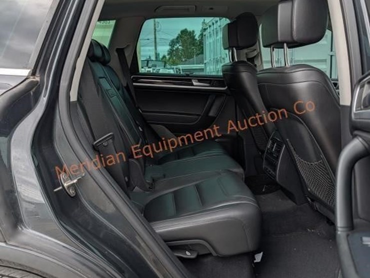 2013-volkswagen-touareg-image-30
