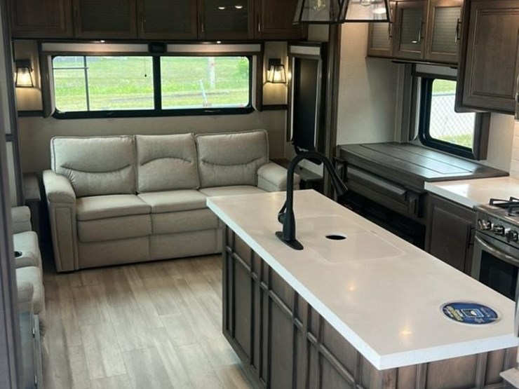 #139-•-2022-grand-design-solitude-310gk-camper-image-46