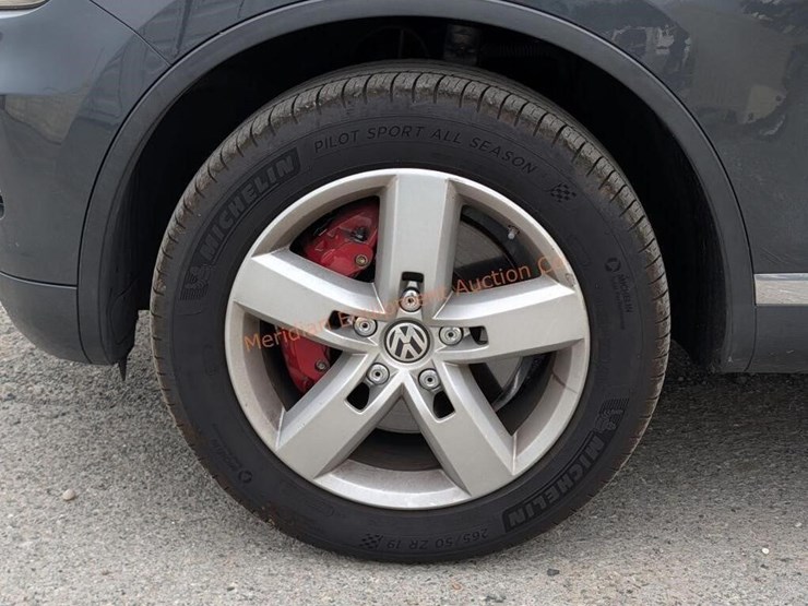 2013-volkswagen-touareg-image-37