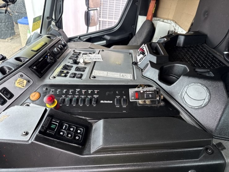 2018-mack-lr-rear-loading-trash-truck-image-36