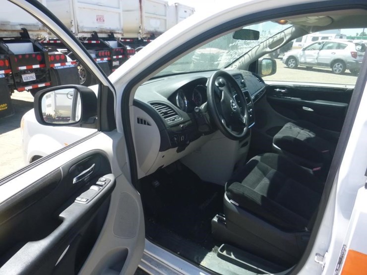 2014-dodge-grand-caravan-image-5