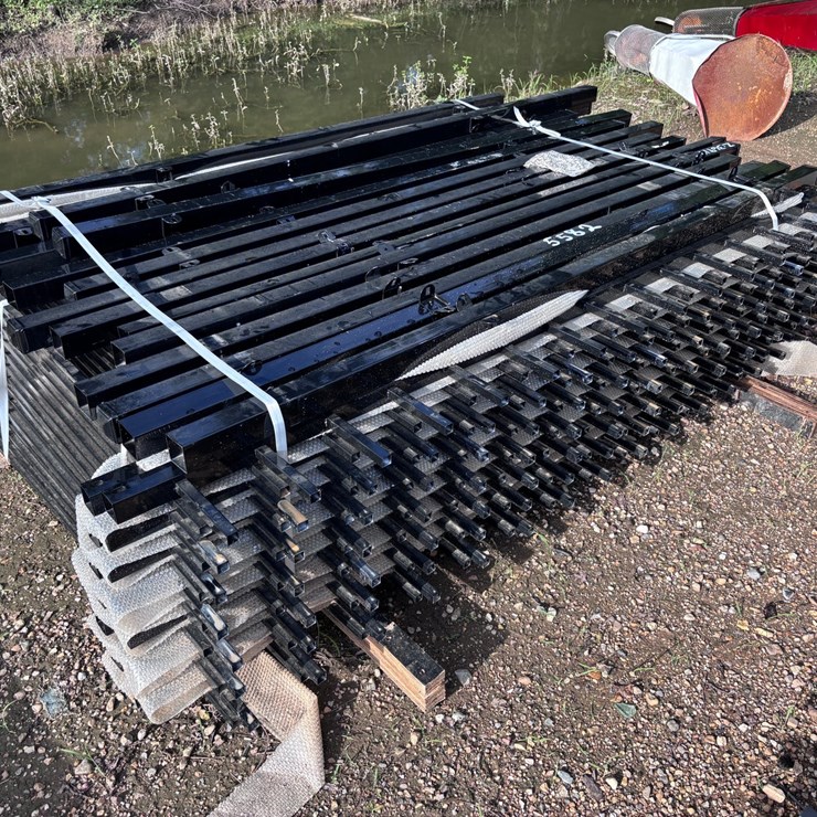 #36914 • BUNDLE OF METAL FENCE PANELS