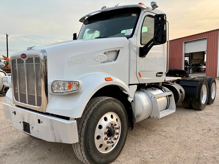 2020-peterbilt-567-image-1