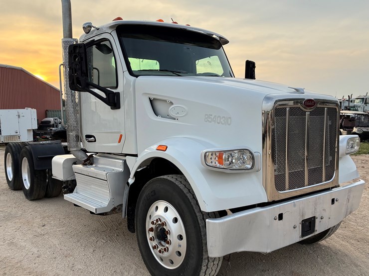 2020-peterbilt-567-image-3
