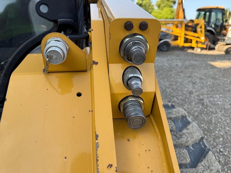 2015-caterpillar-262d-image-11