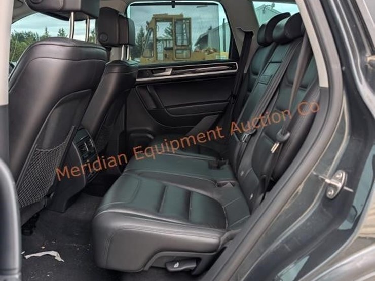 2013-volkswagen-touareg-image-27