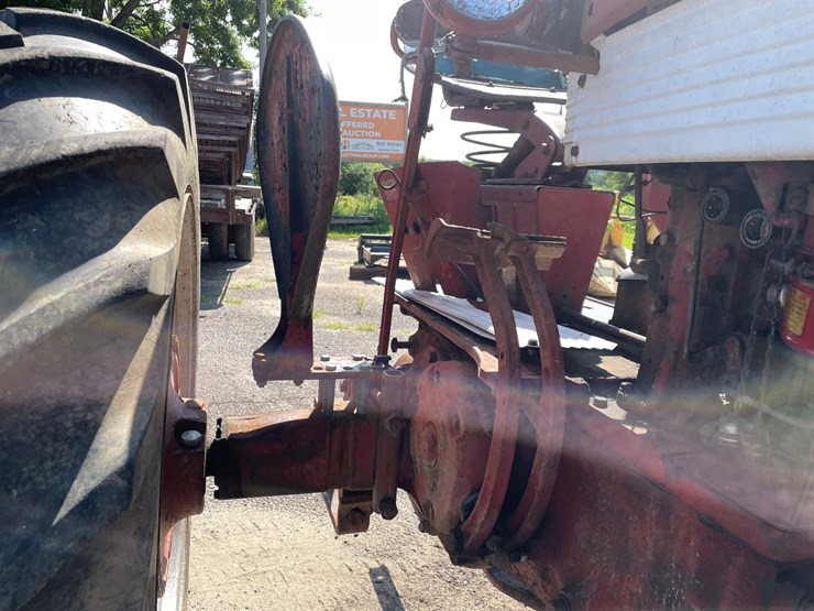 #2102-•-farmall-560-tractor-image-22